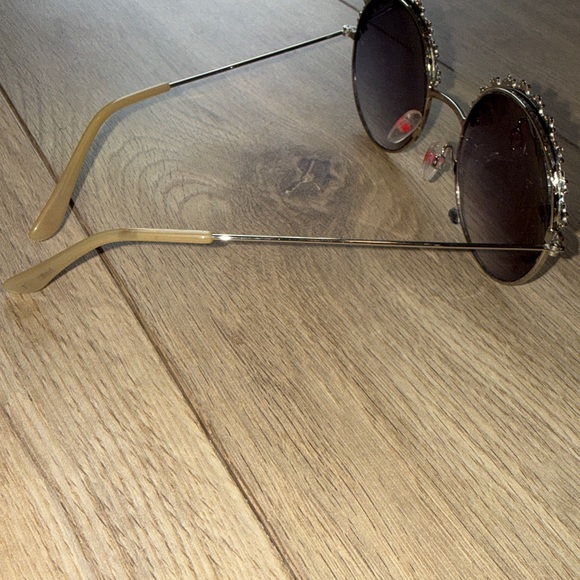 BETSEY JOHNSON White Daisy Flower Child Circular Smoke Gradient Lens Sunglasses - Picture 3 of 3